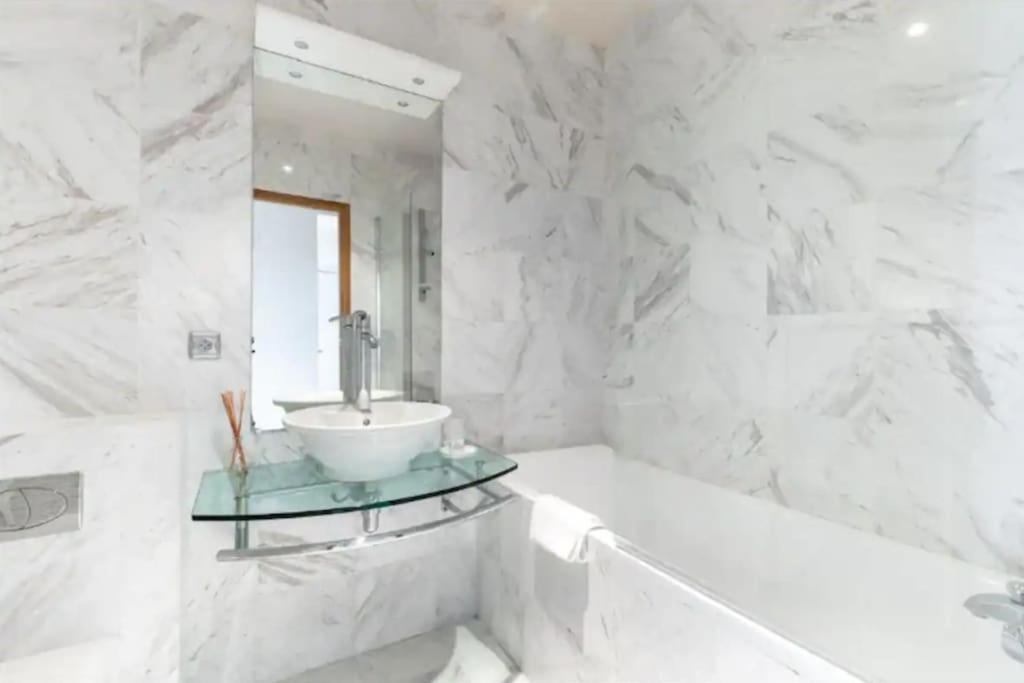 Avenue Montaigne Luxury Apartment 2Br 4P Париж Екстериор снимка