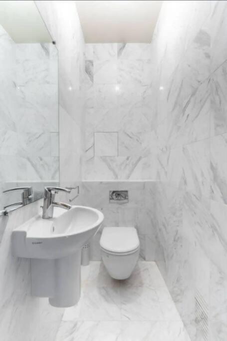 Avenue Montaigne Luxury Apartment 2Br 4P Париж Екстериор снимка