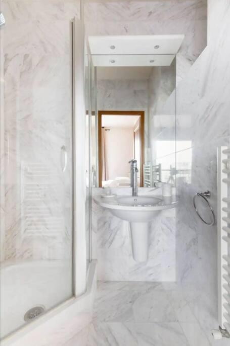Avenue Montaigne Luxury Apartment 2Br 4P Париж Екстериор снимка